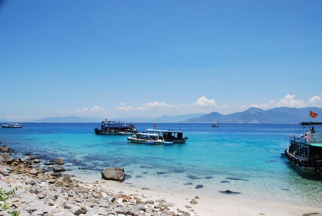 5. Hòn Mun là khu bảo tồn biển đầu tiên và duy nhất của Việt Nam. Nơi này hấp dẫn du khách với cát trắng, biển xanh, những tổ yến cheo leo trên vách đá, những rặng san hô tuyệt đẹp, hệ thống sinh vật biển phong phú. vietnamdiscoveries